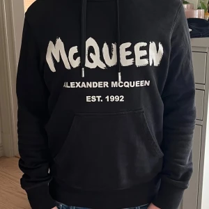 Alexander mcqueen hoodie - Säljer nu en av de fetaste hoodies på marknaden. Strl xs. Säljer då den börjar bli för liten. Köpt ny på ssense. Hör av er vid minsta lilla fråga eller fundering! Nypris 8000+