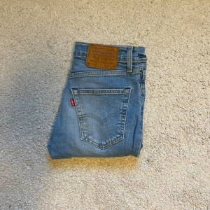 Levi's jeans - Säljer ett par ljusblåa Levi's 512 jeans. De har inga defekter eller missfärgningar och är använda bara ett fåtal gånger. Storleken är W28~L32. Passar dig som är omkring 170. Kan tänka mig att gå ner i pris för rätt kund!