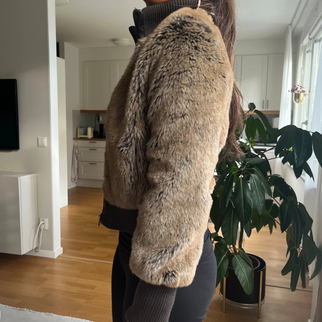 Brun pälsjacka med ribbade muddar - 1