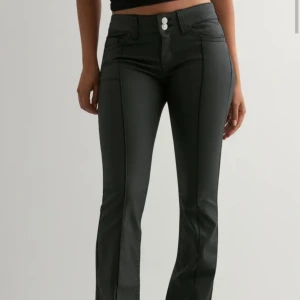 Jeans - Jeans i typ fakeläder från nelly i storlek 36, öppen för prisförslag