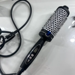 Värmeborste  - Värmeborste från Cera. använder ej, köpte för ish 2 veckor sen och har använt max 4 gånger. Kan tänka mig 300kr som minst🥰Den är 45 mm🥰