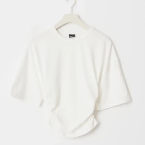 Vit croppad t-shirt med snörning - Vit superfin cropped t-shirt från Gina, stl xs!! den har en liten, liten blå fläck på sig men den syns knappast!!