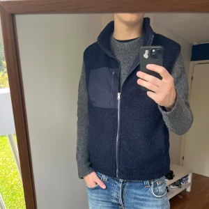 Fleeceväst - Hej! Säljer en snygg fleeceväst! Inga defekter mm och i mycket gott skick! Pris alltid diskuterbart! Kontakta mig vid minsta fråga! //Nils
