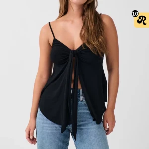 Gullig topp - Jätte söt topp från ginatricot i storlek xs. Aldrig använd köptes för 260 säljer för 200 men ge gärna prisförslag💕helt slutsåld 