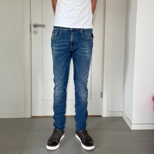 Replay Anbass Jeans  - Säljer nu dessa Replay Anbass jeans, W32 o L32, skriv för fler bilder/frågor🙌🏼