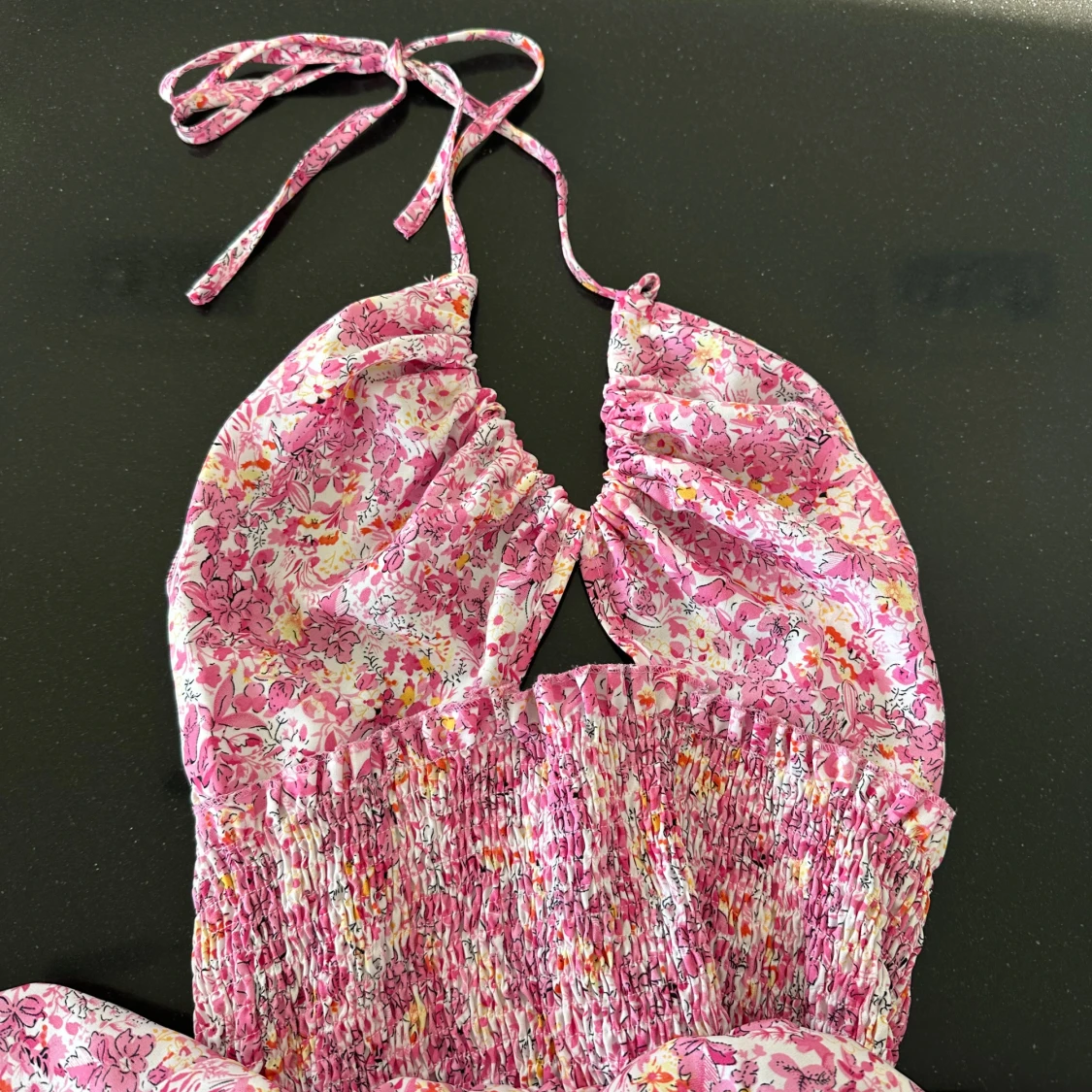 Rosa blommig halterneck volangklänning  - 2