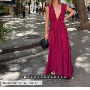 SÖKER: Vinröd långklänning  - SÖKER I STORLEK XS ✨❣️🤞🏼