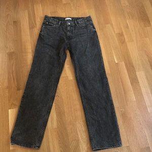 Svarta straight jeans från Gina tricot  - Säljer ett par svarta jeans från Gina storlek 38. De har rak passform, klassisk femficksdesign och snygg tvättad look. Passar perfekt för en snygg look inför hösten 