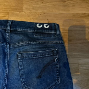 Dondup George jeans - Hej! Säljer ett par Dondup jeans i modellen George. Strl 33. Ny skick