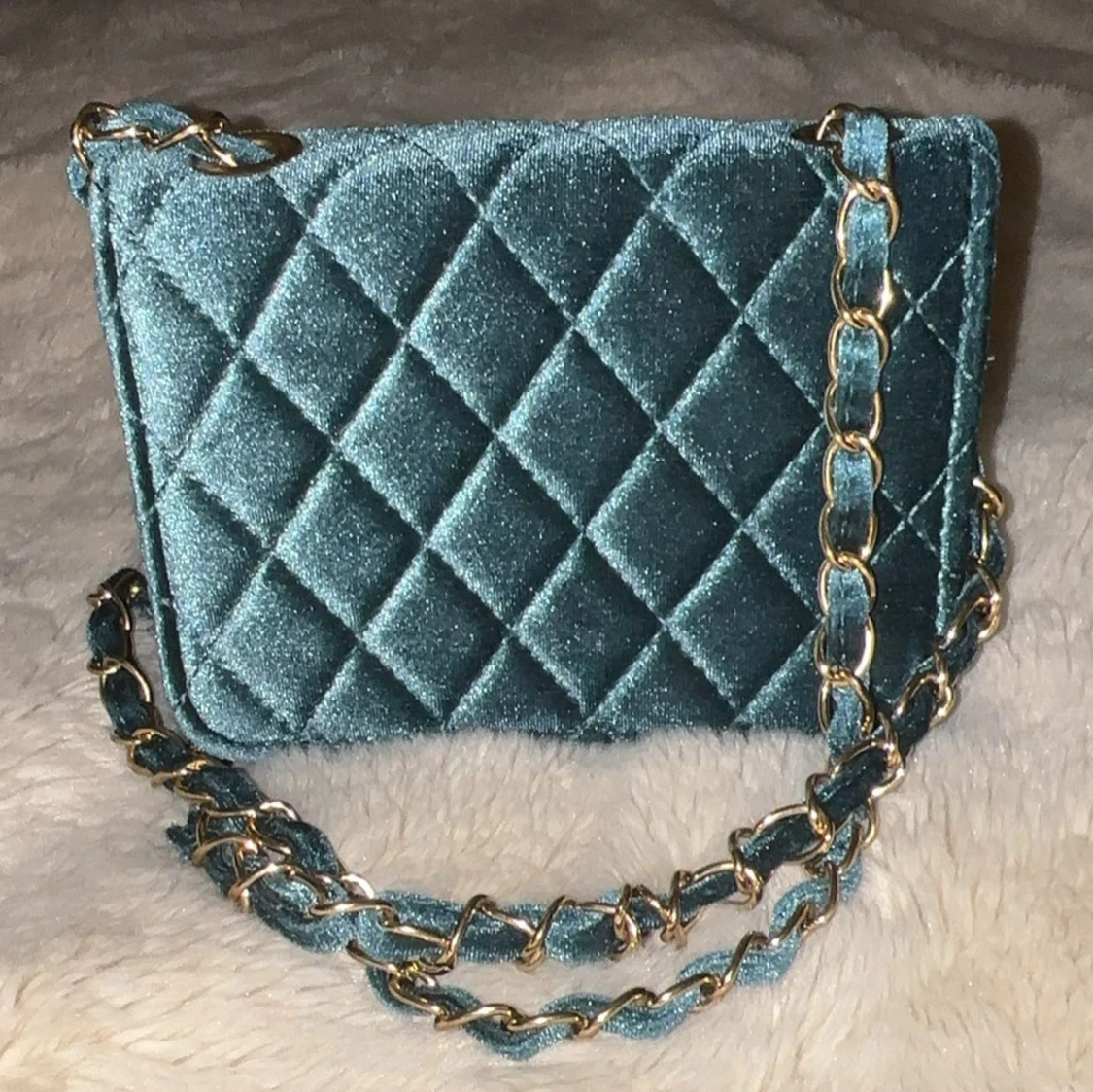 Quiltad blå axelväska. - 1