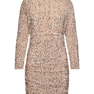 Champagnefärgad paljettklänning - Superfin kort klänning i champagnefärg med massor av glittrande paljetter. Klänningen har lång ärm och en figurnära passform som framhäver siluetten. Perfekt för dig som vill sticka ut och glänsa på nästa event! Använt en gång bara några timmar 