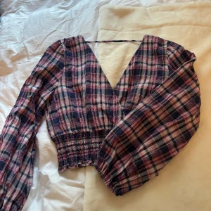 Rutig topp - Rutig blus från zara i lila, rosa och blå