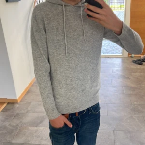Grå Kaschmir Hoodie  - Snygg och stilren Kaschmir hoodie till ett dunder pris, hör av er vid funderingar!