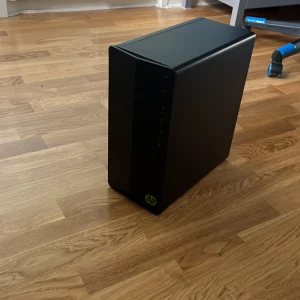 HP stationär dator - HP stationär dator i svart utförande. Chassit är i gott skick med endast mindre tecken på normalt slitage. Flera USB-portar, ljudutgångar och expansionsplatser synliga på baksidan. Perfekt för både arbete och spel. Strömkabel ingår ej.
