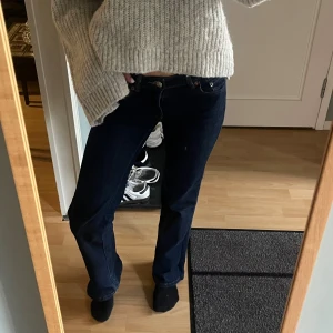 Lågmidjade jeans  - Säljer dessa superfina mörkblåa ligmidjade jeans från lager 157 med detaljer på bakfickorna. Köpt för 400kr, mitt pris 200kr. Jag är 160 lång!💕 Storlek XXS men skulle säga att de mer är en XS