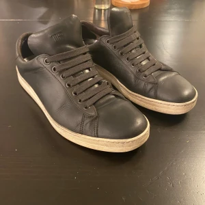 Tom Ford sneakers - | Riktigt snygga Tom Ford sneakers i strl 41 som inte tillverkas längre🔥| De är väldigt bra skick, 6/10 fråga om fler bilder har återpublicerat | Inget OG följer med. | Nypris: 8000kr+| Bara att skriva vid minsta lilla fundering📝|