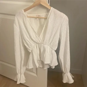 Vit blus - Jättesöt blus från nelly i storlek 34. Använd fåtal gånger