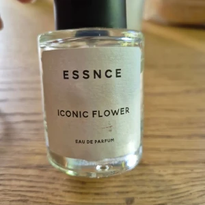 Essnce Iconic Flower Parfym - Upptäck ESSNCE Iconic Flower Eau de Parfum – en stilren parfym med modern känsla. Perfekt för dig som vill sticka ut med en unik doftprofil. Flaskans design är enkel och passar in i alla sammanhang.