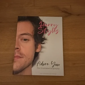 Harry Styles: Adore You - The Illustrated Biography -  Harry Styles bok