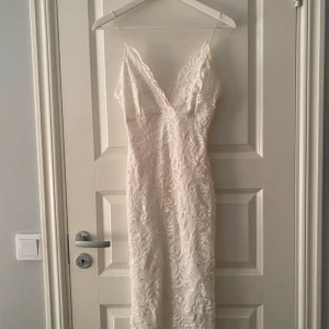 Vit spetsklänning från NLY One - Jätte fin, använd 2 gånger.