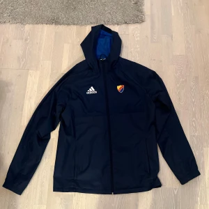 Djurgården jacka  - En blå djurgårdens jacka i storlek M, väldigt bra skick 