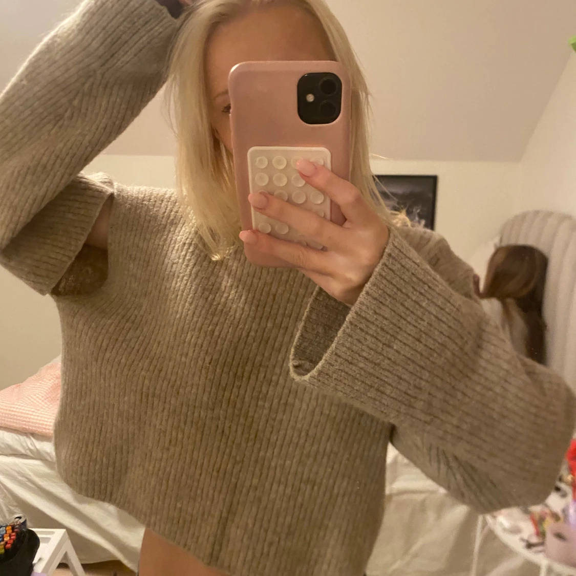 Beige stickad tröja med cutouts  - 1