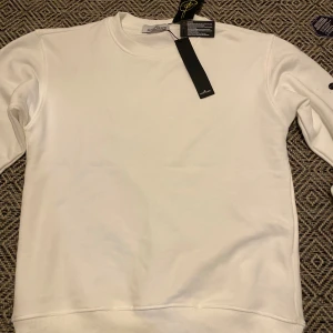 Vit  Stone Island sweatshirt -  Säljer helt o använd  vit ston  island sweatshirt jag säljer den för den var för stor för mig.