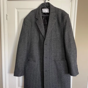 Grå rutig rock från Filippa K - Hej! Säljer nu denna lite längre gråa rock från Filippa K med klassiskt rutig fiskbensmönster. Jackan har knappar framtill, två fickor och en stilren krage. Tillverkad i ullblandning som ger en lyxig känsla och passar perfekt för höst och vinter. Perfekt för dig som gillar clean och tidlös stil. Nypris 5900 kr, kvitto finns!