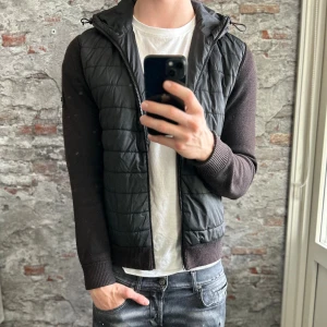 J.lindeberg Cardigan  - Dåligt skick, trasig dragkedja och urtvättad bland annat. Storlek S passar dig som är mellan 175-185cm. Nypris ca 4000kr. Modellen är 185 cm, 79 kg. Passar bra nu till höst/vinter. Skriv för mer information!🤝