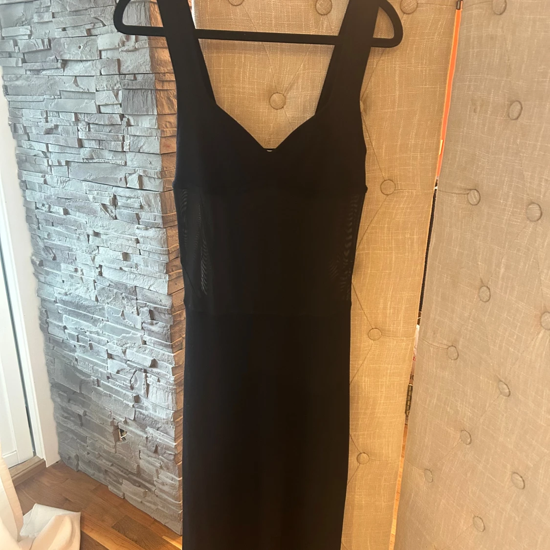 Svart långklänning med meshdetaljer - 3