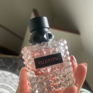 Valentino born in roma 50ml - 50 ml flaska men jag skulle säga att det är 35ml kvar.