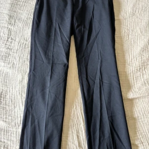 Kostymbyxor  - Fina kostymbyxor i stl W30 från Cubus. Fickor både fram och bak på byxorna. Inga fläckar och fint i skick. 