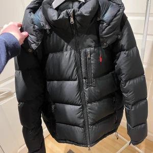 Ralph Lauren Jacka - Säljer en riktigt skön Raffe jacka! | Utvändigt mycket bra skick, inuti finns två starka lagningar! | Storleks infon har nöts bort men sitter som en S. | Ställ gärna frågor innan du köper!