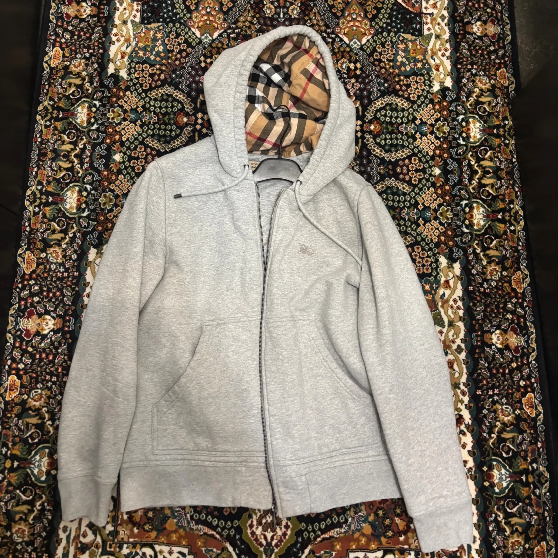 Grå hoodie från Burberry med rutig huva