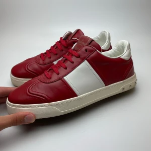 Valentino flycrew skor - Hej! Säljer nu dessa sjukt snygga Valentino flycrew skor. Skorna är i mycket fint skick! Har ett begränsat antal boxar och dustbag! Hör gärna av dig vid frågor!