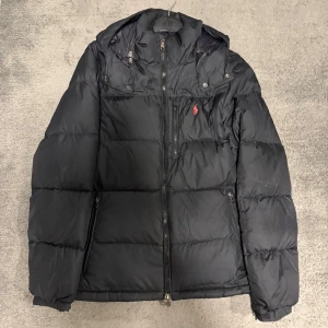 Svart dunjacka Polo Ralph Lauren - Säljer denna snygga jackan från Ralph lauren hör av er vid intresse 