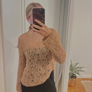 Beige stickad tröja med hålmönster från Zara  - Säljer en beige stickad tröja med unikt hålmönster och rund hals. Tröjan har långärmad passform och är lite loose i modellen, strl M