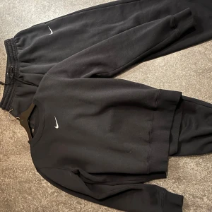 Nike set  - Tillhörande tröja och byxor i storlek S 350kr st
