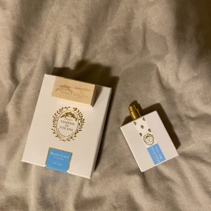 Giardini di Toscana Bianco Latte EDP  - En fin gourmand parfym som är en unisex parfym, med noter av vanilj, caramel, honung samt musk, luktar som en söt mjölkig honungsvanilj, håller i 10+ timmar, knappast använd och självklart äkta, tar även byten