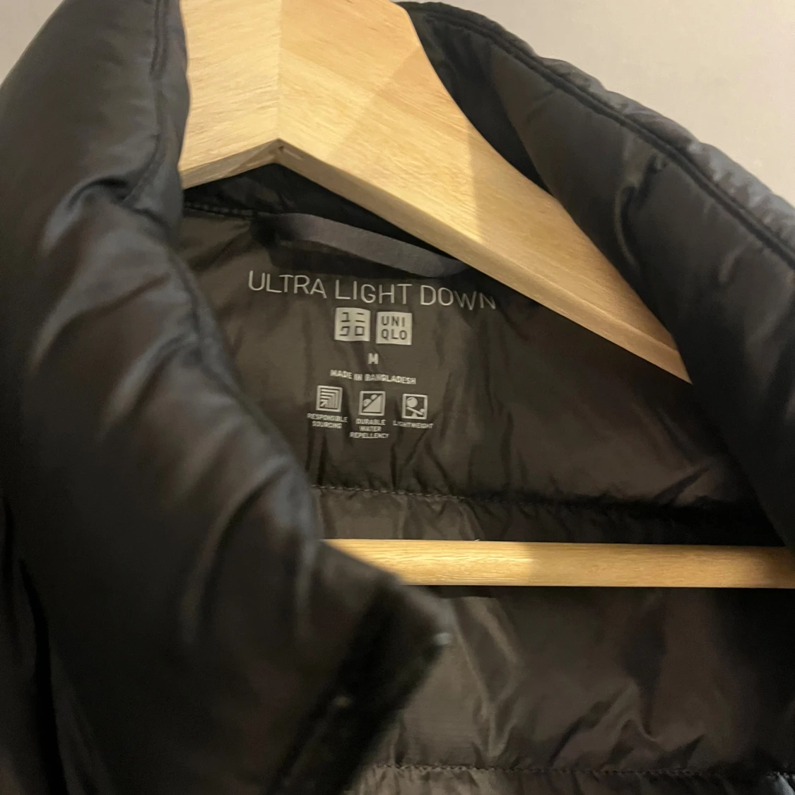 Svart dunväst från Uniqlo Ultra Light Down - 1