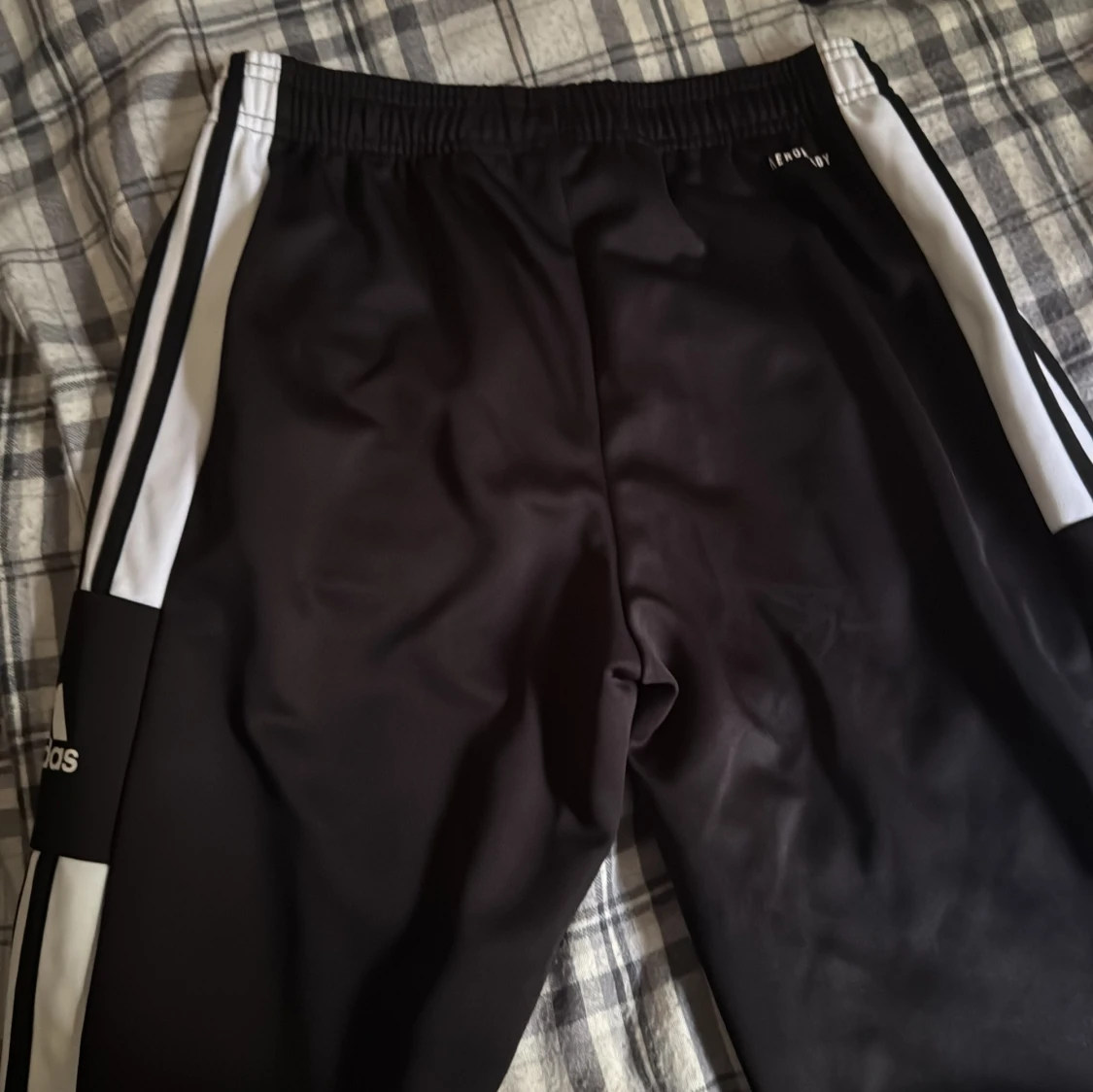 Svarta Adidas träningsbyxor med ränder - 1