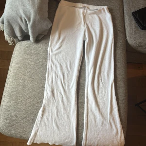 Vit croppad hoodie från Fila - Supermjuk och croppad hoodie från Fila i vit frotté med broderad logga framtill. Tröjan har huva, snörning i nederkant och långa ärmar. Perfekt för chill dagar eller när du vill ha en sportig vibe.byxor i Mex ( frotteliknande material) köps som set 100 för båda 