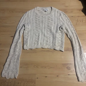 Vit croppad stickad tröja från newyorker  - Supersöt croppad stickad tröja från newyorker, fin i skicket och inga anmärkningar                                 Storlek s 💕