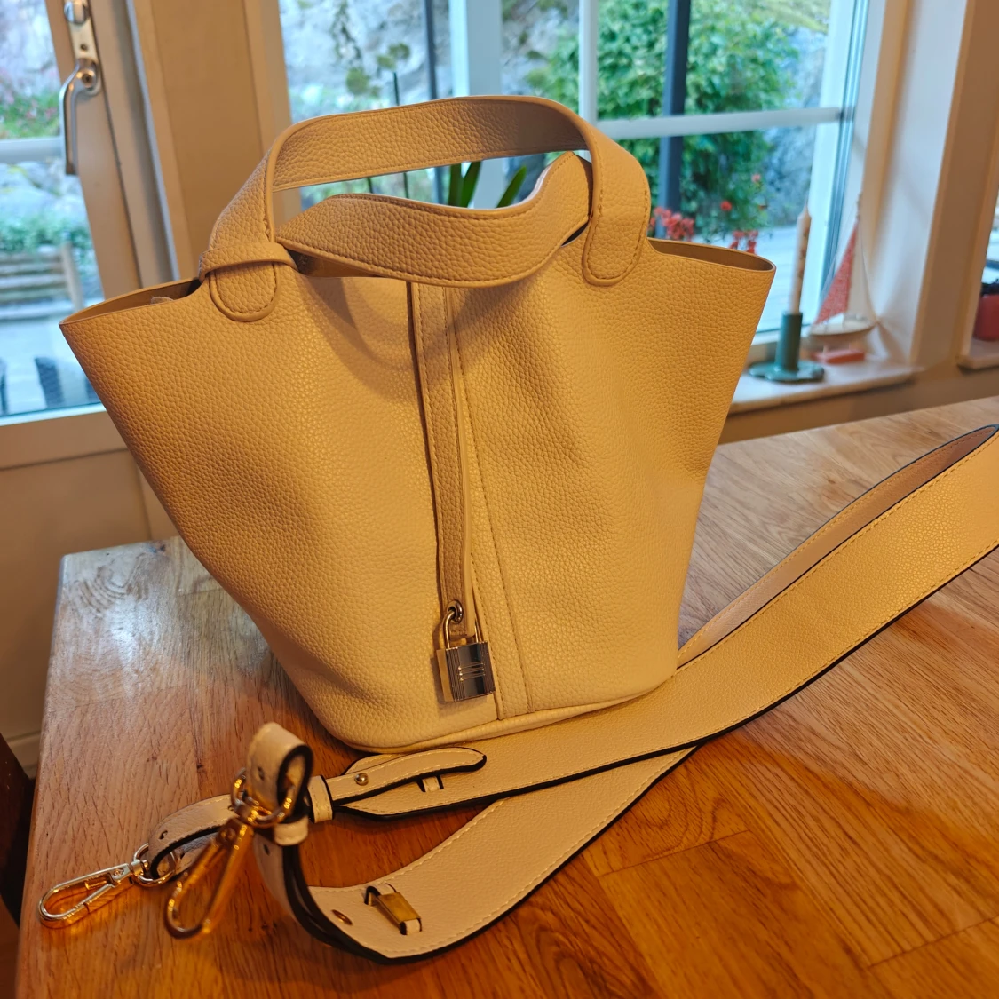 Vit bucket handväska i vegansk skinn - 1