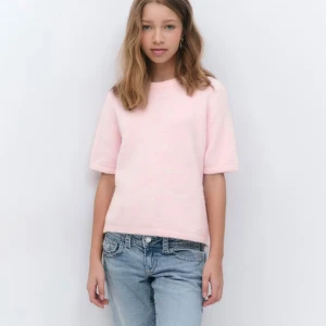 Ljusrosa stickad topp med kort ärm - Supermjuk ljusrosa stickad topp med rund hals och korta ärmar. Enkel och clean design som är lätt att matcha med jeans eller kjol. Nästan aldrig använd!