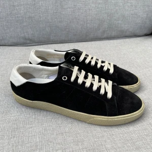 Saint Laurent skor  - Hej! Säljer nu dessa sjukt snygga ysl skor. Skorna är i toppskick! Har begränsat antal boxar och dustbag. Hör av dig vid frågor. 39 passar 40