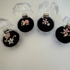 Blommiga ringar i guld och rosa - Ringarna är helt nya kommer i askar