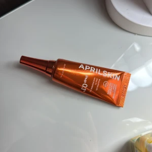 Aprilskin Carrotene Clearing Solution - Aprilskin Carrotene Clearing Solution i en snygg orange tub med spetsig applikator. Innehåller 20 ml och är framtagen med ingredienser som BHA, AHA, zink och niacinamid. Perfekt för att förbereda huden innan smink. Tuben är i plast och har metallic finish. Tuben är nästan full met än hälften kvar