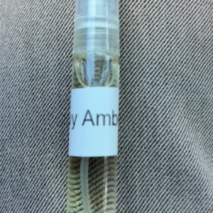 Armani stronger with you Amber - Smidig sprayflaska med etiketten 'Amber'. Perfekt att ta med i väskan för en snabb uppfräschning när du är på språng. Perfekt för dig som vill testa något nytt!