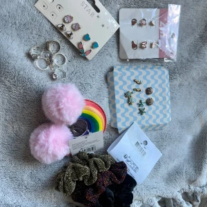 Paket till tjej, örhängen, tofsar, ringar  - Paket med olika smycken och accessoarer till flicka 